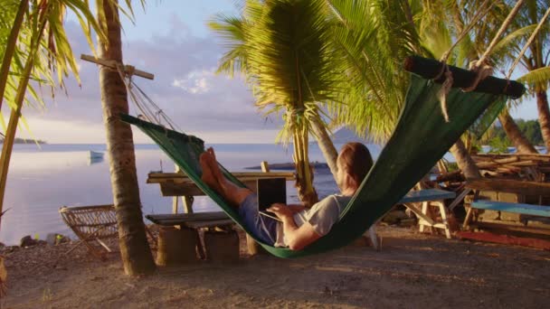 Человек Работающий Ноутбуком Расслабляется Гамаке Пляже Концепция Цифрового Кочевника Удаленного — стоковое видео