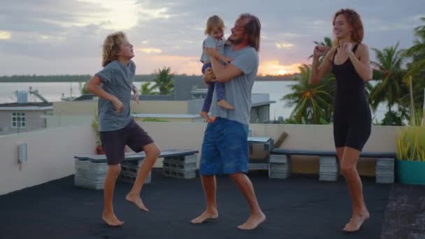 Baile Familiar Techo Casa Emocionados Padres Jóvenes Felices Bailando Junto — Vídeos de Stock