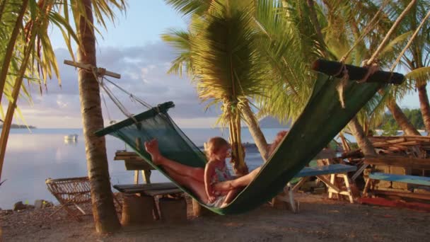 Молода Жінка Маленька Донька Насолоджуються Відпочинком Гамаку Тропічному Пляжі Під — стокове відео