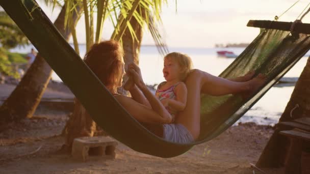 Jeune Femme Petite Fille Profitent Repos Dans Hamac Sur Plage — Video