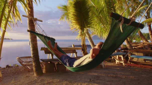 Młoda Kobieta Siedząca Słońcu Kołysząca Się Hamaku Patrząc Ocean Romantyczna — Wideo stockowe