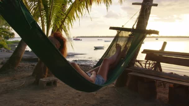 Wanita Muda Mengenakan Duduk Bawah Matahari Dan Berayun Tempat Tidur — Stok Video