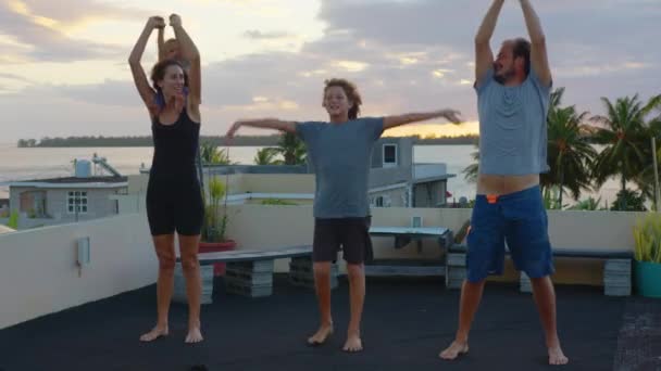 Zdjęcia Szczęśliwej Uśmiechniętej Rodziny Dziećmi Ćwiczącymi Gimnastykę Razem Zachodzie Słońca — Wideo stockowe