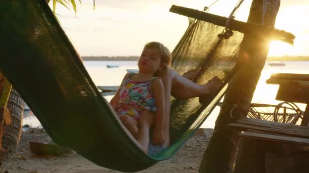 Mladá Žena Její Malá Dcerka Odpočinou Houpací Síti Tropické Pláži — Stock video
