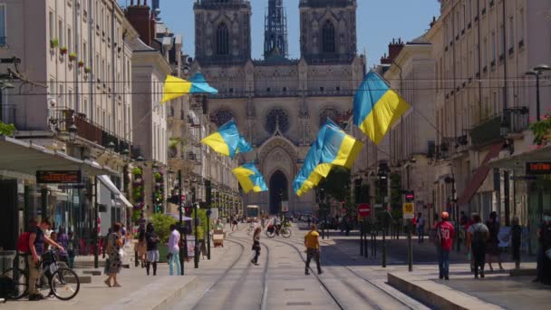 Orleans Francia Julio 2022 Grandes Banderas Ucrania Ondean Ciudad Francesa — Vídeos de Stock