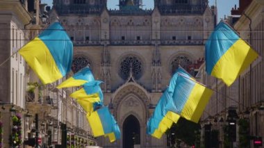 Fransa 'nın Orleans şehrinde büyük Ukrayna bayrakları dalgalanıyor. Fransa 'nın merkez caddesinde birçok Ukrayna bayrağı vardır. Fransa Ukrayna 'yı destekliyor. Yüksek kalite 4k görüntü