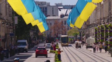 Orleans, Fransa, 12 Temmuz 2022: Yaz günü Orleans şehri panorama 4k Fransa. İnsanlar ana cadde boyunca yürür. Yüksek kalite 4k görüntü