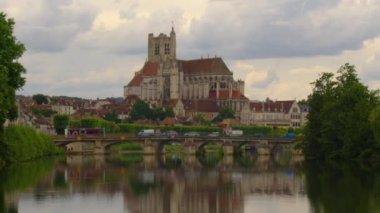 Zaman aşımı. Eski şehrin arka planında güzel bulutlar. Fransa 'nın Burgundy şehrinde Saint-Etienne Katedrali ile Auxerre şehir manzarası. Yüksek kalite 4k görüntü
