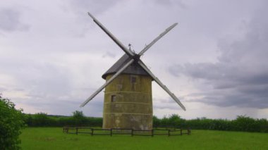 Burgundy 'deki Santenay yel değirmeni. Fransa kırsalında eski bir yel değirmeni. Yel değirmeni, rüzgarın enerjisini yelken ya da bıçak adı verilen vanalar vasıtasıyla dönen enerjiye dönüştüren bir değirmendir..
