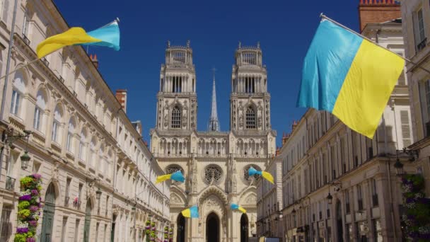 Velké Vlajky Ukrajiny Vlají Francouzském Městě Orleans Centrální Ulici Francie — Stock video