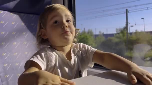 Маленька Мила Дівчинка Їде Поїздом Дитина Поїзді Щаслива Подорожувати Посміхатися — стокове відео
