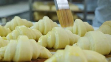 Puf böreği, kruvasan, puf. Yiyecek endüstrisi, şekerleme, fırın. Knead, hamuru büyük bir prodüksiyona çıkar. Yüksek kalite 4k görüntü