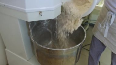 Çökme Hamuru. Baker ekmek için hamur hazırlıyor. Fırın ürünleri üretimi. Fırıncı hamur ürünleri yapıyor. Yüksek kalite 4k görüntü