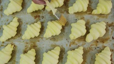 Puf böreği, kruvasan, puf. Yiyecek endüstrisi, şekerleme, fırın. Knead, hamuru büyük bir prodüksiyona çıkar. Yüksek kalite 4k görüntü