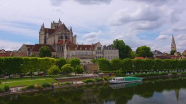 Zaman aşımı. Eski şehrin arka planında güzel bulutlar. Fransa 'nın Burgundy şehrinde Saint-Etienne Katedrali ile Auxerre şehir manzarası. Yüksek kalite 4k görüntü