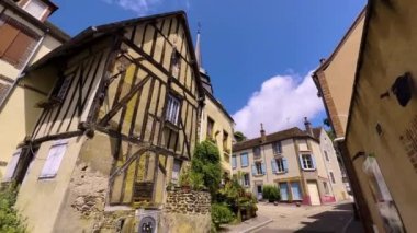 Güzel ortaçağ evleri olan eski bir Fransız kasabası. Tarihsel Fransa. Paris 'in banliyösü. Yüksek kalite 4k görüntü