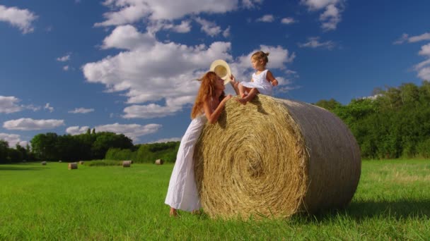 Mam Dochter Witte Jurken Het Veld Stapels Stro Stapelen Balen — Stockvideo