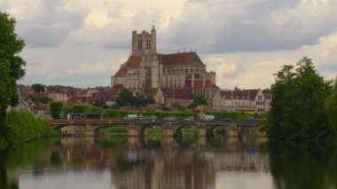 Zaman aşımı. Eski şehrin arka planında güzel bulutlar. Fransa 'nın Burgundy şehrinde Saint-Etienne Katedrali ile Auxerre şehir manzarası. Yüksek kalite 4k görüntü