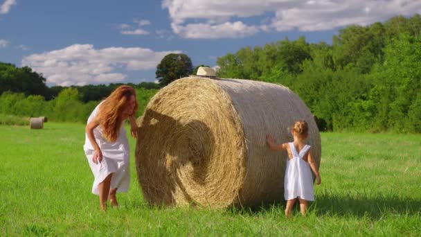 Cute Child Girl Her Mother White Dresses Smile Green Meadow — Video Stock