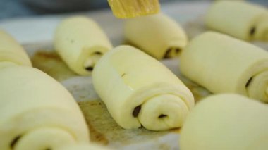 Puf böreği, kruvasan, puf. Yiyecek endüstrisi, şekerleme, fırın. Knead, hamuru büyük bir prodüksiyona çıkar. Yüksek kalite 4k görüntü