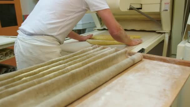 Виробництво Хлібобулочних Виробів Пекар Виготовляє Тісто Високоякісні Кадри — стокове відео