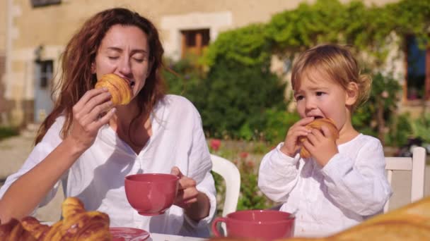 Mother Daughter Eat Croissants Summer Morning France Concept Making Breakfast — Vídeo de stock