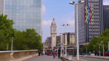 Paris, Fransa, 26 Temmuz 2022 yazın günbatımında Eyfel Kulesi. Fransa 'nın en popüler turizm merkezi. Yüksek kalite 4k görüntü