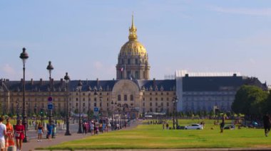 Paris, Fransa, 26 Temmuz 2022 yazın günbatımında Eyfel Kulesi. Fransa 'nın en popüler turizm merkezi. Yüksek kalite 4k görüntü