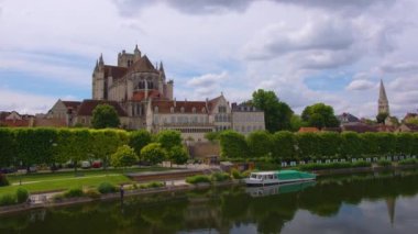 Zaman aşımı. Eski şehrin arka planında güzel bulutlar. Fransa 'nın Burgundy şehrinde Saint-Etienne Katedrali ile Auxerre şehir manzarası. Yüksek kalite 4k görüntü