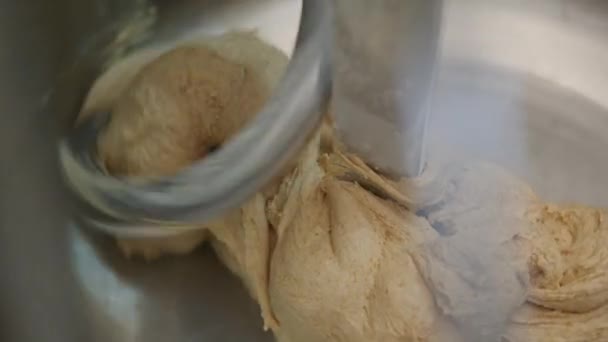 Klečící Těsto Pekař Připravuje Těsto Chleba Výroba Pekařských Výrobků Pekař — Stock video