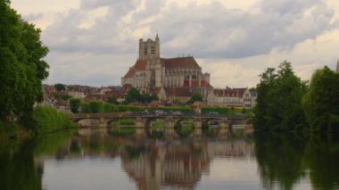 Auxerre Saint-Etienne Katedrali ile birlikte River Yonne, Burgundy, Fransa 'da. Yüksek kalite 4k görüntü