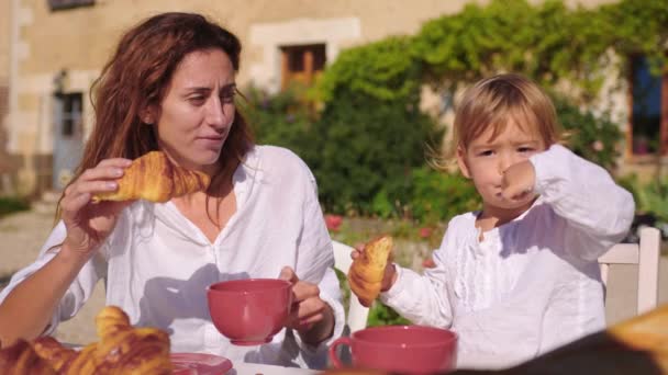 Mother Daughter Eat Croissants Summer Morning France Concept Making Breakfast — Vídeo de stock