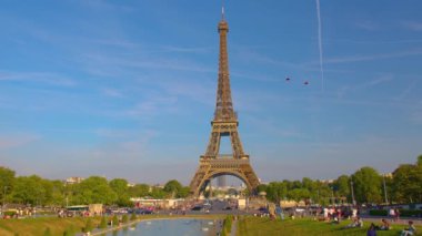 Fransa 'nın en popüler turizm merkezi. Trafik sıkışık. Paris, Fransa. Güneşli bir akşam Paris City nehir kenarı ünlü kulesi. Yüksek kalite 4k görüntü