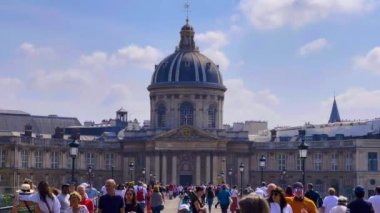 Paris, Fransa, 28 Temmuz 2022: Ünlü Louvre Müzesi. Birçok turist Paris 'teki ünlü meydanda yürür. Yüksek kalite 4k görüntü