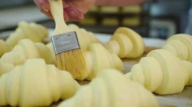 Puf böreği, kruvasan, puf. Yiyecek endüstrisi, şekerleme, fırın. Knead, hamuru büyük bir prodüksiyona çıkar. Yüksek kalite 4k görüntü