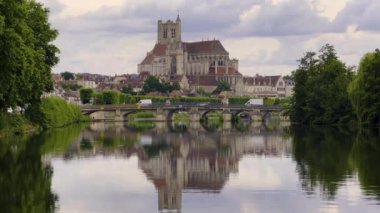 Güzel ortaçağ evleri olan eski bir Fransız kasabası. Tarihsel Fransa. Paris 'in banliyösü. Yüksek kalite 4k görüntü