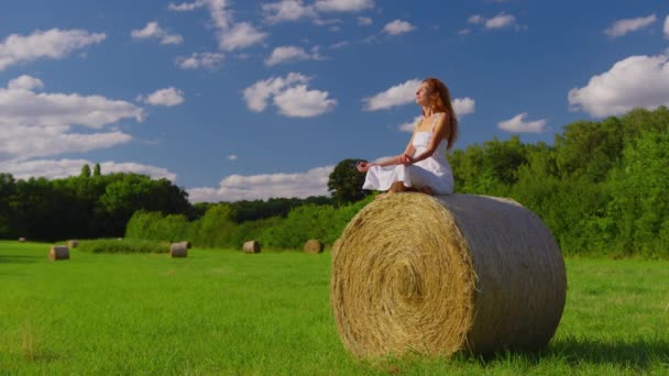 Attractive Girl White Dress Haystack Enjoys Freedom High Quality Footage — Video Stock