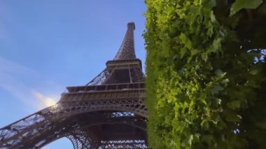 Yazın gün batımında Eyfel Kulesi. Düzenleme için nötr renk videosu. Fransa 'nın en popüler turizm merkezi. Champ de Mars 'ta güzel bir Fransız kulesi, 5 Avenue Anatole France. Yüksek kalite 4k görüntü