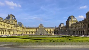 Paris, Fransa, 28 Temmuz 2022: Ünlü Louvre Müzesi. Birçok turist Paris 'teki ünlü meydanda yürür. Yüksek kalite 4k görüntü