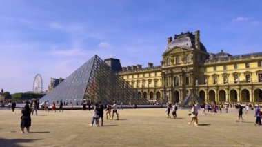 Paris, Fransa, 28 Temmuz 2022: Ünlü Louvre Müzesi. Birçok turist Paris 'teki ünlü meydanda yürür. Yüksek kalite 4k görüntü