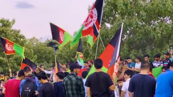 Paris France July 2022 Crowd Waving Afghanistan Flags Wing Political — стоковое видео