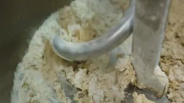 Çökme Hamuru. Baker hamur karıştırıcısında ekmek için hamur hazırlıyor. Fırın ürünleri üretimi. Fırıncı hamur ürünleri yapıyor. Yüksek kalite 4k görüntü