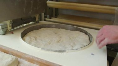 Fırın ürünleri üretimi. Fırıncı hamur ürünleri yapıyor. Yüksek kalite 4k görüntü