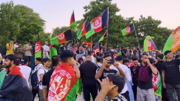 Paris France July 2022 Crowd Waving Afghanistan Flags Wing Political — ストック動画