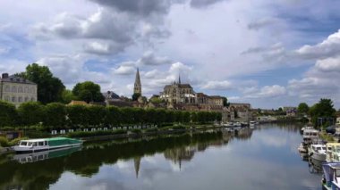 Güzel ortaçağ evleri olan eski bir Fransız kasabası. Tarihsel Fransa. Paris 'in banliyösü. Yüksek kalite 4k görüntü