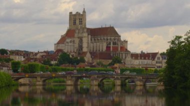 Auxerre Saint-Etienne Katedrali ile birlikte River Yonne, Burgundy, Fransa 'da. Yüksek kalite 4k görüntü