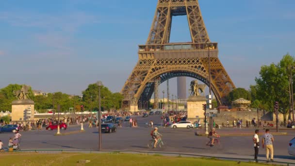 Most Popular Tourist Landmark France Traffic Road Paris France Sunny — Stockvideo