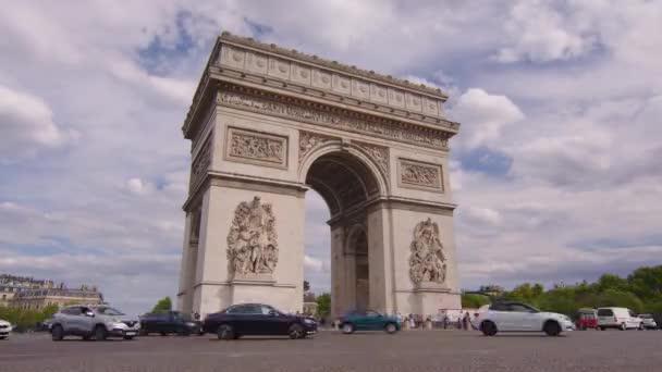 Timelapse Traffic Arc Triomphe Summer Day Historical Monument Overlooks Avenue — Stok video