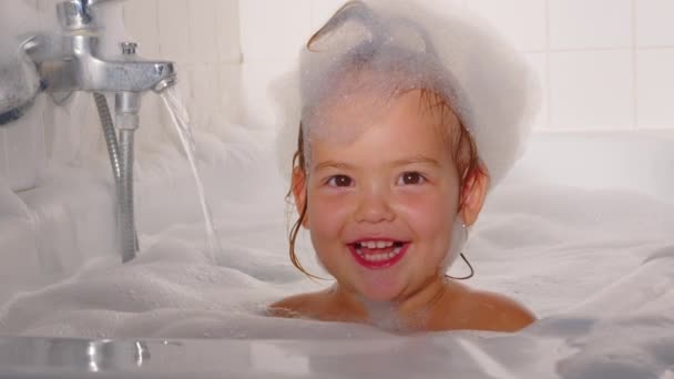 Κοντινό Πλάνο Μικρή Χαριτωμένο Κορίτσι Λούζεται Ένα Μπάνιο Αφρό Ένα — Αρχείο Βίντεο