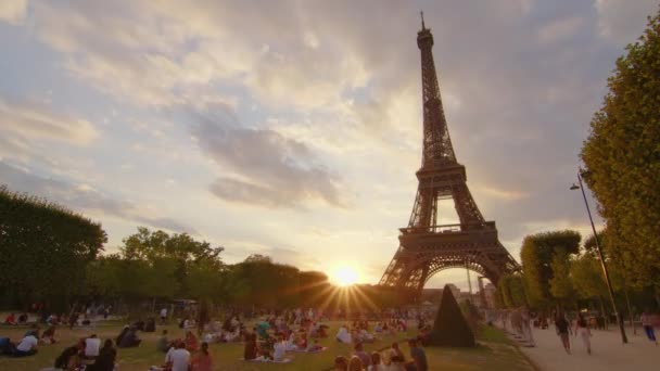 Временной Промежуток Движение Облаков Люди Ходят Парижу Эйфелевой Башней Заднем — стоковое видео